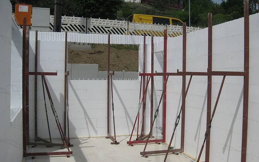 Vor dem Betonieren wird das Mauerwerk mit Baustützen stabilisiert.