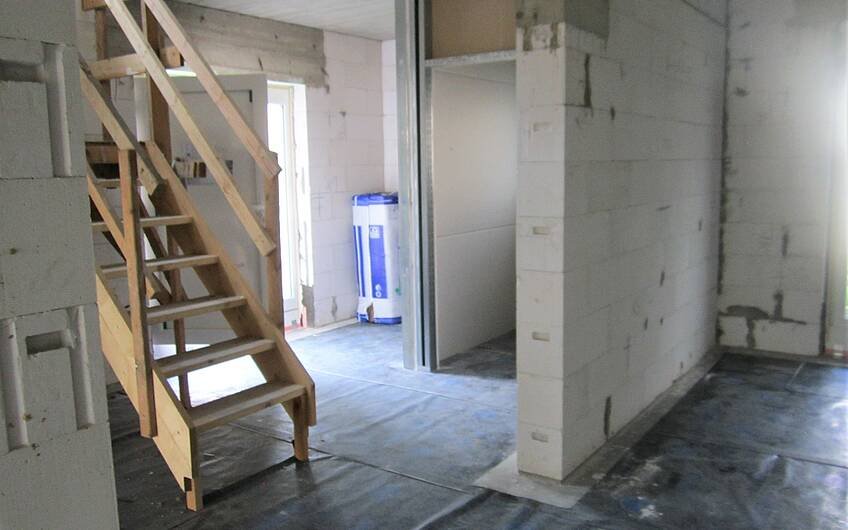 Durch den Einbau der Rohbautreppe wird der Zugang zum Dachgeschoss erleichtert.
