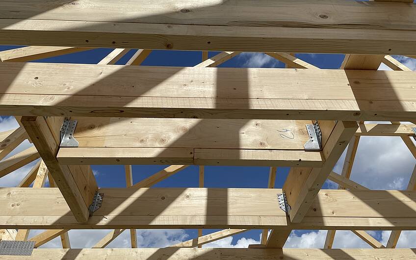 Für den Dachstuhl werden hochwertige Konstruktionsvollhölzer verwendet.