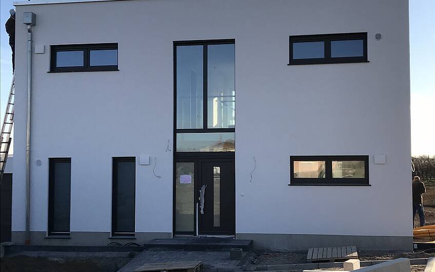 Frei geplantes Einfamilienhaus von Kern-Haus im Bauhausstil in Bissersheim