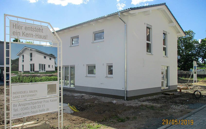 Fertigstellung des Außenputz an Kern-Haus Cara in Halle-Ammendorf
