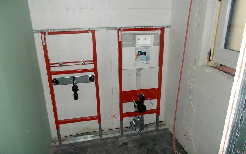 Sanitärrohinstallation im Gäste-WC der individuell geplanten Kern-Haus-Stadtvilla Signus in Dettenheim-Rußheim