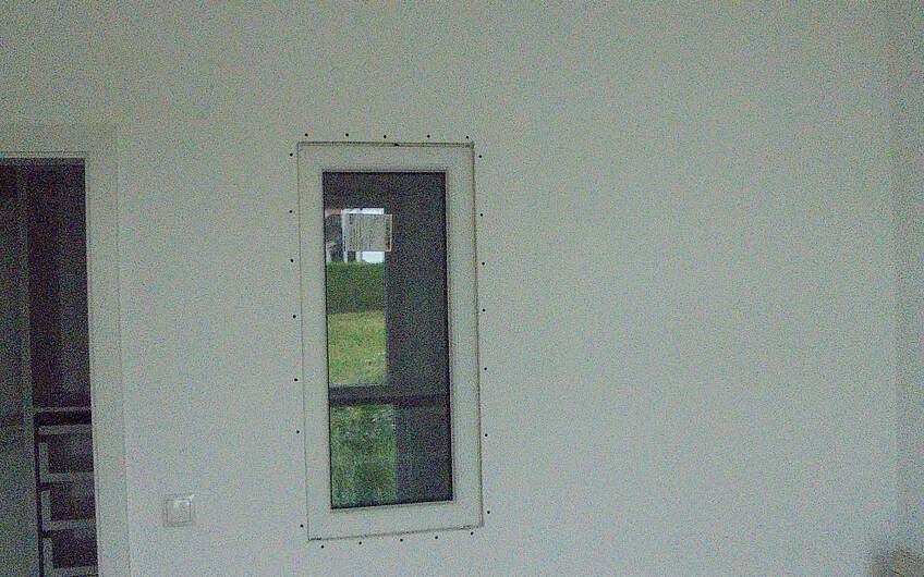 Fenster zwischen Schlafzimmer und Ankleide in der Kern-Haus-Stadtvilla Signus in Obrigheim
