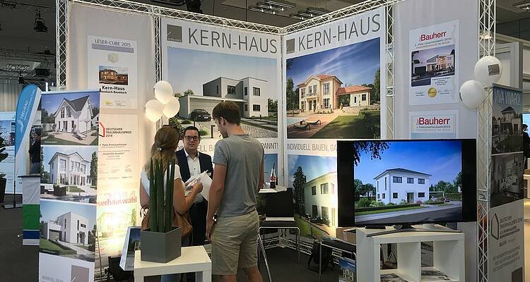 Kern-Haus-Mitarbeiter Dario Sauchelli am Stand bei den Mannheimer Morgen Bau- und Immobilientagen 2018 im Congress Center Rosengarten