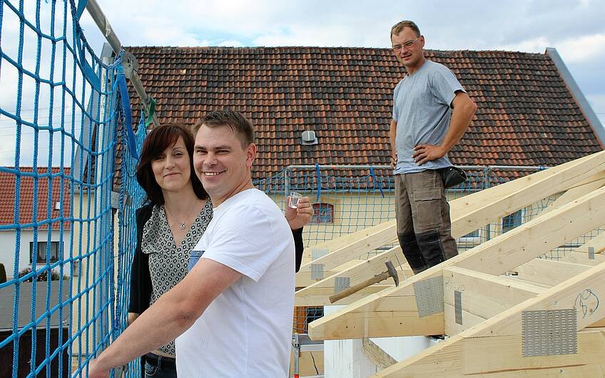 Der Zimmermann steht auf dem Dachstuhl, die Bauherren halten sich doch lieber auf dem Gerüst fest.