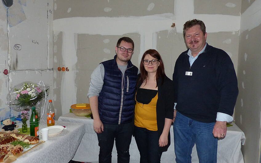 Bauherren mit Verkaufsberater Udo Klosterhalfen in der zukünftigen Küche des Kern-Haus-Architektenhauses Signum in Einselthum