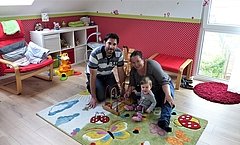 Bauherren mit Tochter im Kinderzimmer des Familienhauses Komfort in Linkenheim-Hochstetten