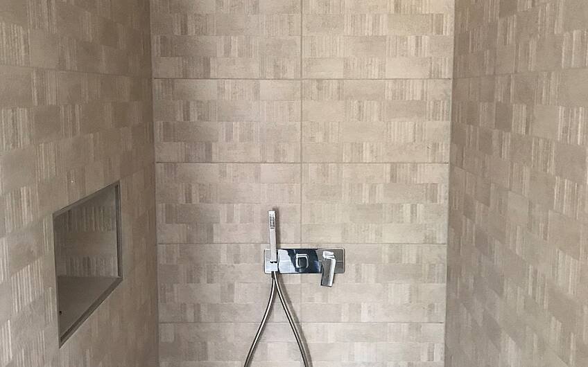 Im Badezimmer der  Eltern wurde die Dusche fertiggestellt.