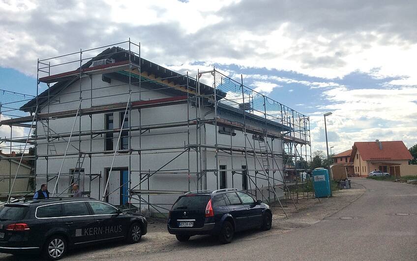 Geschlossener Rohbau des frei geplanten Einfamilienhauses von Kern-Haus in Leimersheim