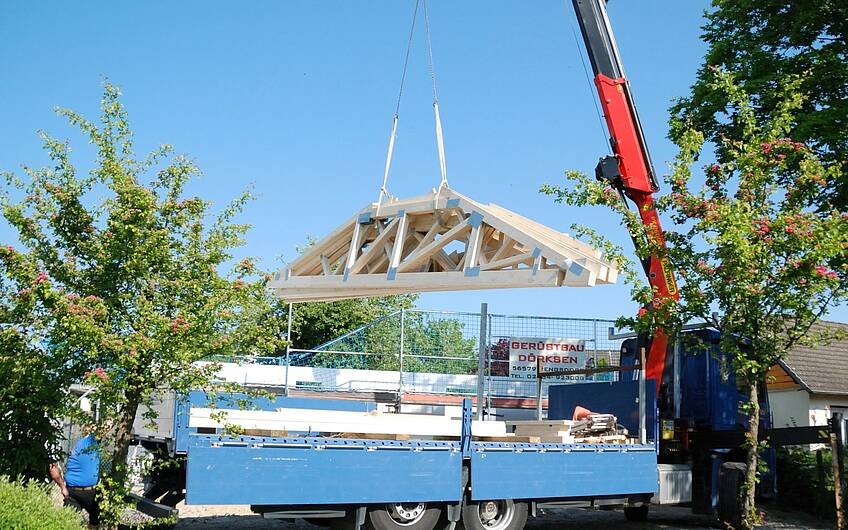 Ein großer Tag auf der Baustelle! Heute wird der Dachstuhl gerichtet.