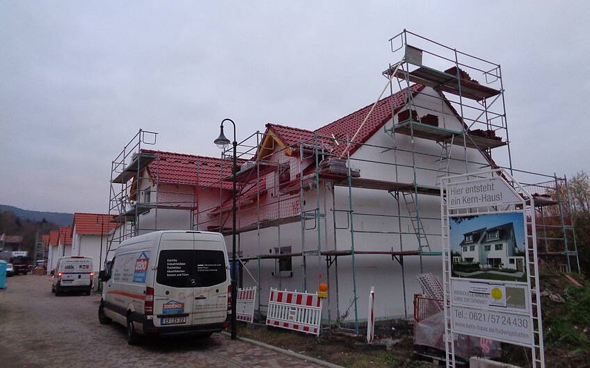 Geschlossener Rohbau der individuell geplanten Doppelhaushälfte von Kern-Haus in Bad Dürkheim