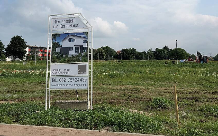 Baustellenschild auf dem Grundstück für das frei geplante Einfamilienhaus von Kern-Haus in Linkenheim-Hochstetten