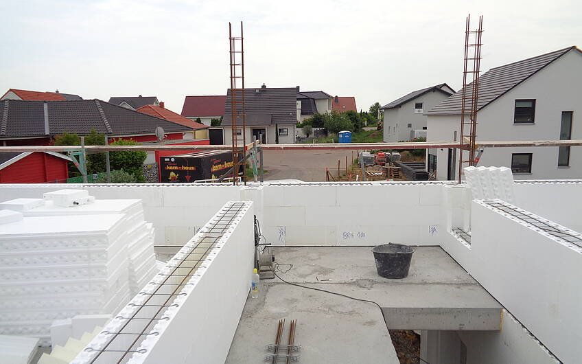 Bau der Obergeschosswände der individuell geplanten Kern-Haus-Stadtvilla Signus in Flörsheim-Dalsheim