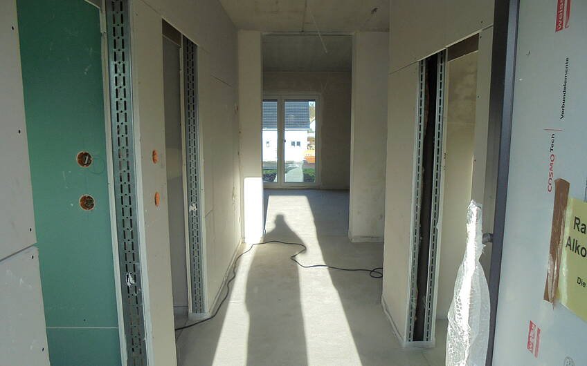 Schatten des Bauleiters bei der Kontrolle im individuellen Familienhaus Komfort von Kern-Haus in Obrigheim