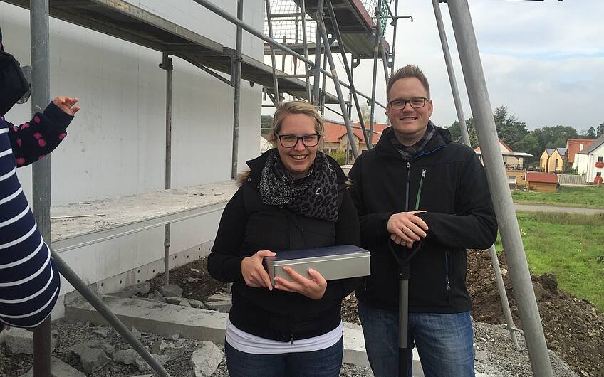 Bauherrenpaar mit der Grundsteinlegungskiste für das individuell geplante Kern-Haus Komfort in Obrigheim