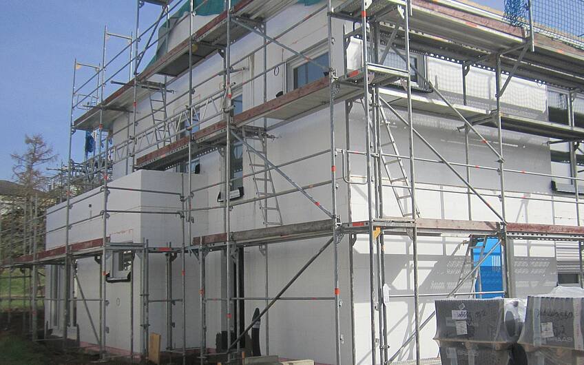 Für Zimmermann- und Dachdeckerarbeiten wurde ein Sicherheitsgerüst aufgebaut.