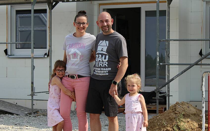 Bauherren vor ihrem Eigenheim bei Leipzig - ein Kern-Haus entsteht