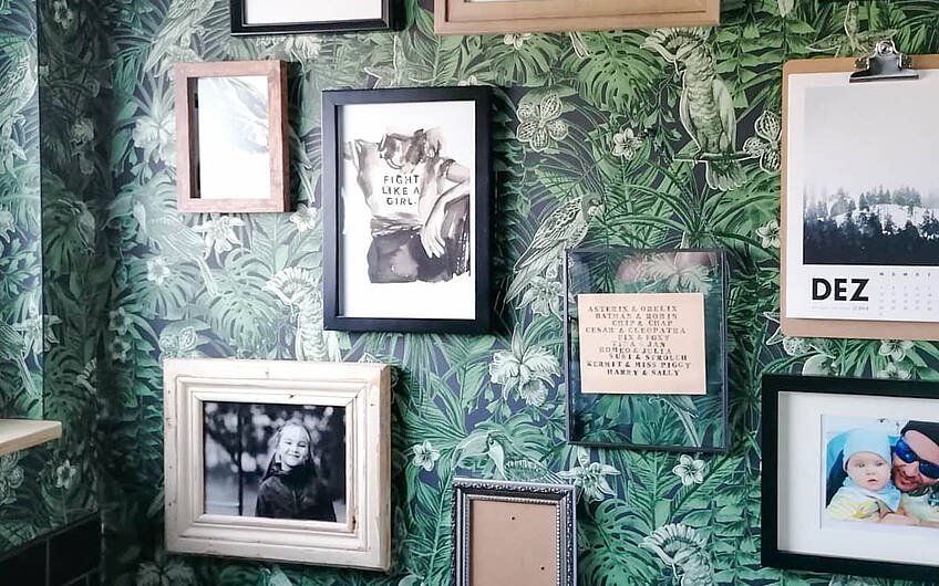 Bilder und Fotos an floraler Wand in Gästebad des KErn-HAus Modus in Halle Giebichenstein