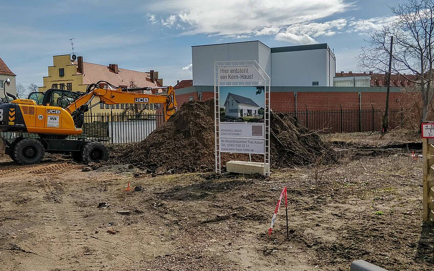 Kern-Haus Bauschild mit Bagger auf Grundstück in Ammendorf