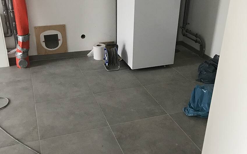 Bodenfliesen im Hauswirtschaftsraum des frei geplanten Einfamilienhauses von Kern-Haus in Bissersheim 