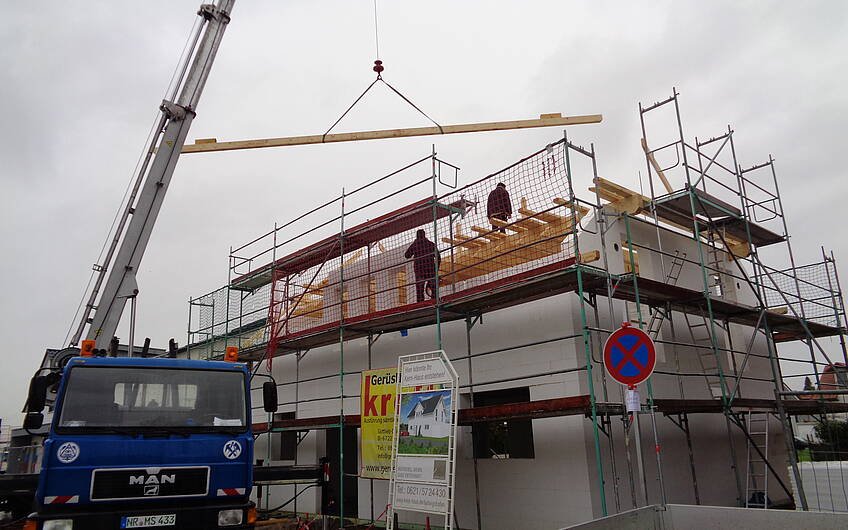 Bau des Dachstuhls des individuell geplante Einfamilienhauses von Kern-Haus in Römerberg
