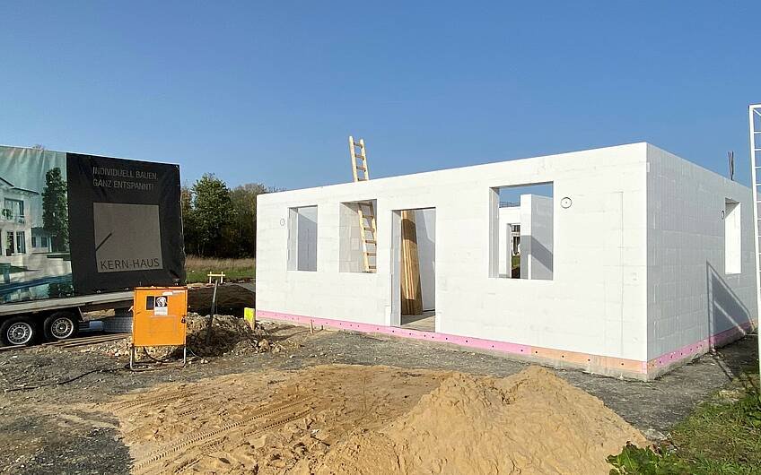 Ein neues Zuhause entsteht. Die DuoTherm-Elemente wurden angeliefert, aufgebaut und mit Beton verfüllt.