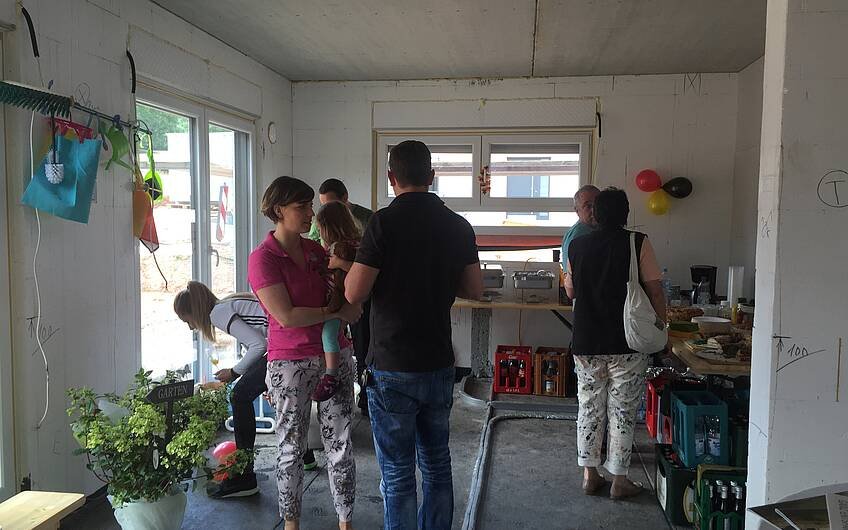 Gäste in der Küche beim Rohbaufest in der Kern-Haus-Stadtvilla Signus in Otterberg