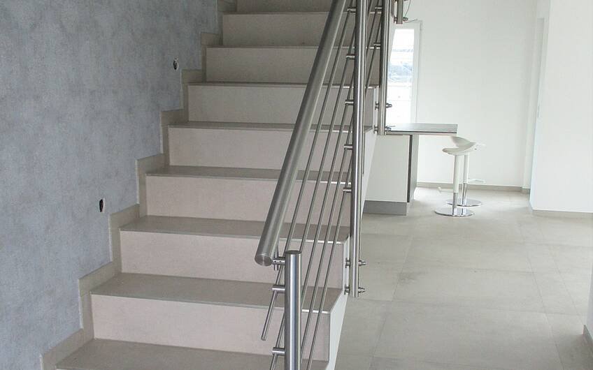 Das Treppengeländer aus Edelstahl lässt den Treppenaufgang zeitlos modern erscheinen.