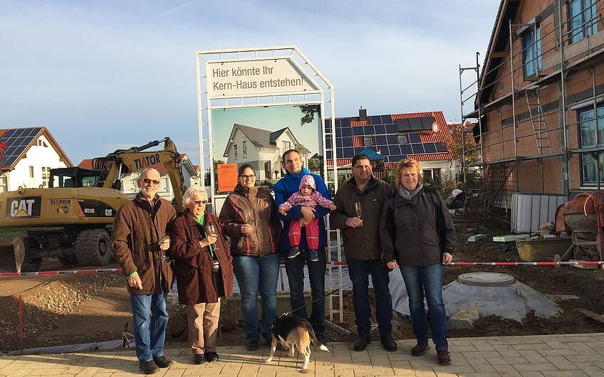 Baufamilie mit Eltern bei der Grundsteinlegung für das frei geplante Einfamilienhaus von Kern-Haus in Römerberg