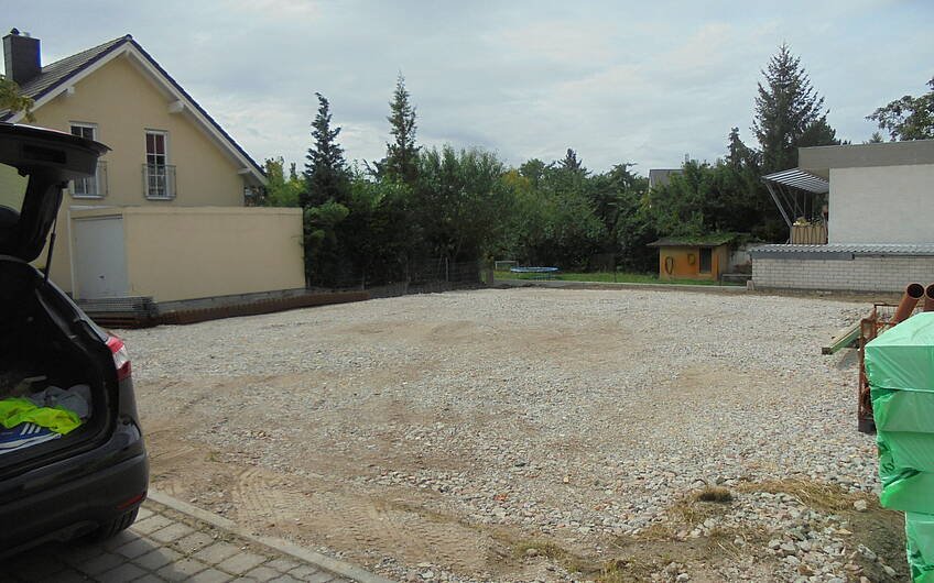 Fertige Schottertragschicht auf dem Grundstück für das frei geplante Einfamilienhaus von Kern-Haus in Frankenthal