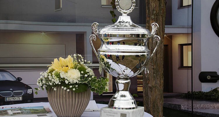 Pokal für Gewinner des Kern-Haus Firmen-Cup 