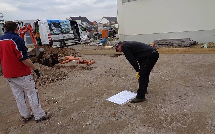 Vorbereitung der Bodenplatte für das frei geplante Einfamilienhaus von Kern-Haus in Römerberg