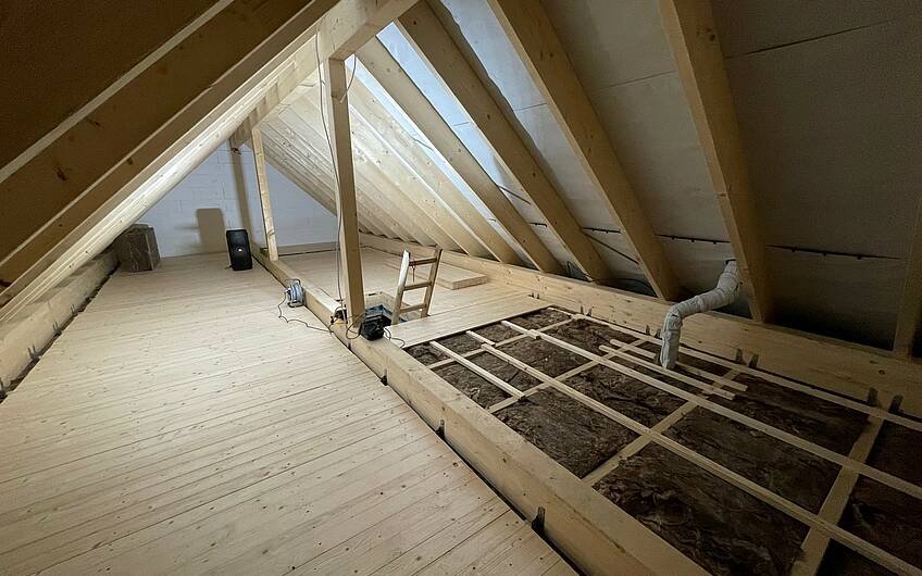 Das Bauherrenpaar hat in Eigenleistung mit dem Ausbau des Dachbodens begonnen.