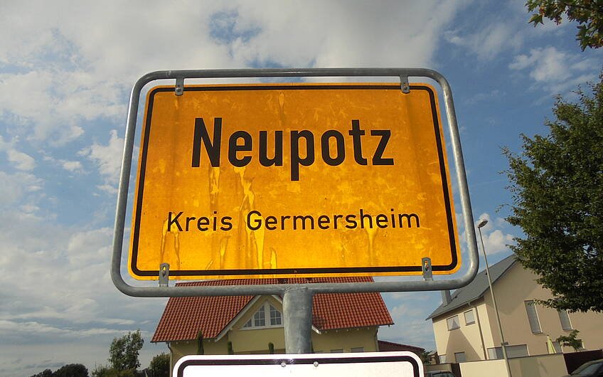 Ortseingangsschild von Neupotz im Kreis Germersheim