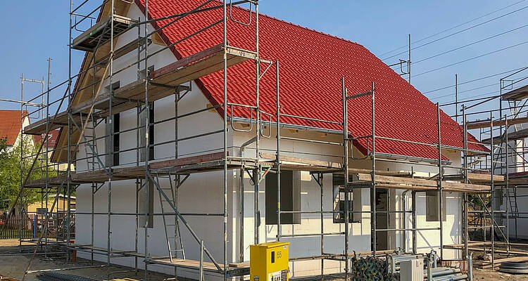 Dacheindeckung mit roten Ziegeln auf Kern-Haus Rohbau in Lindenthal