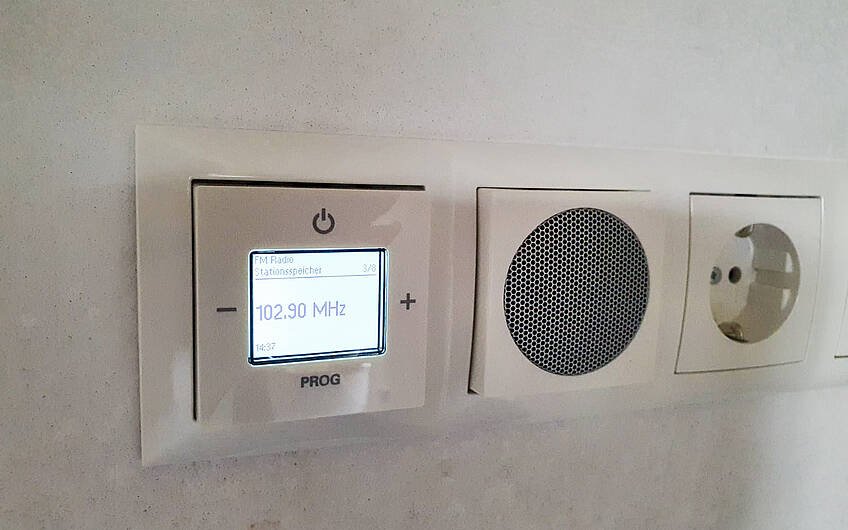 integriertes Radio in Steckdose in Kern-Haus Familienhaus in Halle Braschwitz