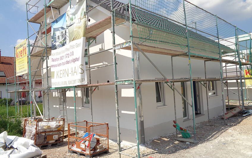 Das individuell geplante Einfamilienhaus Family von Kern-Haus in Römerberg mit gestrichener Fassade
