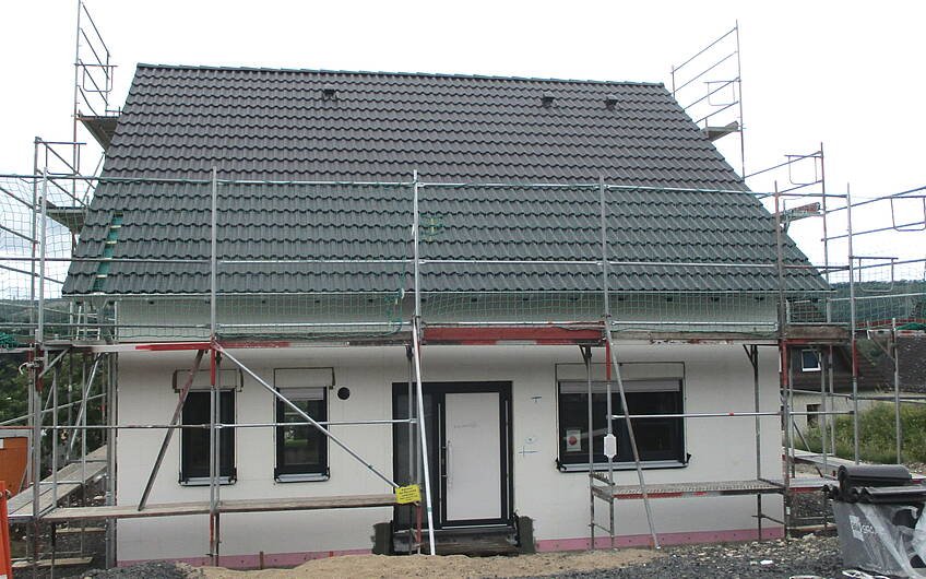 Der Rohbau, inklusiver Dacheindeckung und Fenster, schützt das Haus vor Wind und Wetter.
