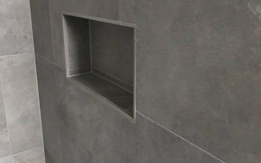 Gefliester Duschbereich im Badezimmer des frei geplanten Einfamilienhauses von Kern-Haus in Bissersheim 