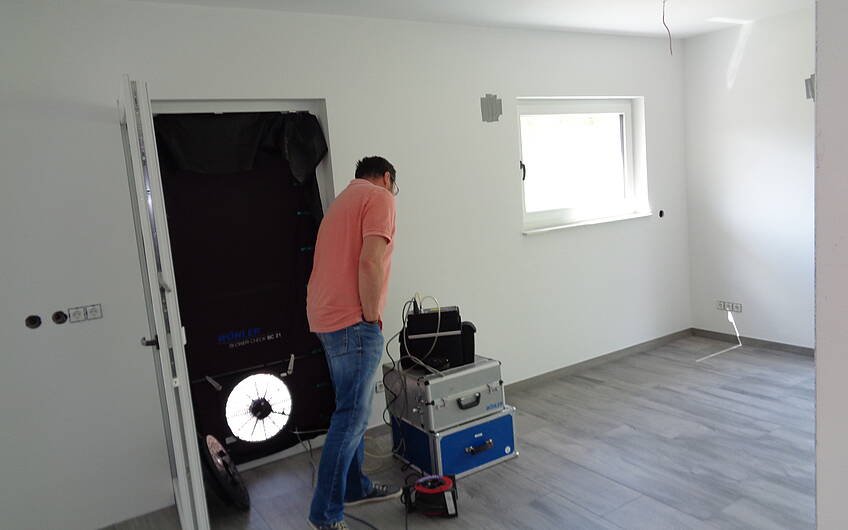 Blower-Door-Test in der frei geplanten Doppelhaushälfte von Kern-Haus in Bad Dürkheim