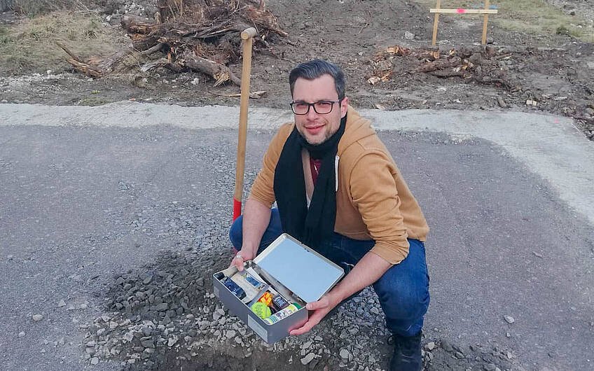 Bauherr beim Einlegen der Grundsteinkassette für Kern-Haus Vero in halle ammendorf