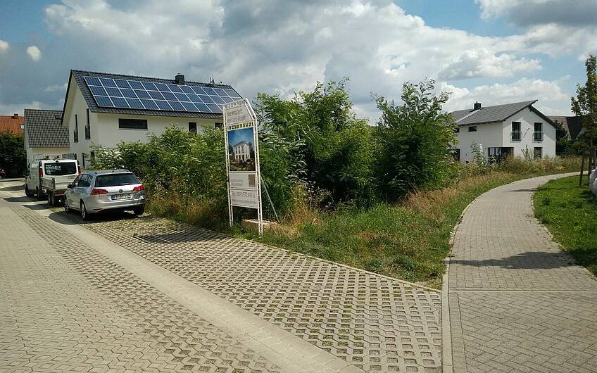 Grundstück für die individuell geplante Kern-Haus-Stadtvilla Signus in Dettenheim-Rußheim vor Beginn der Erdarbeiten