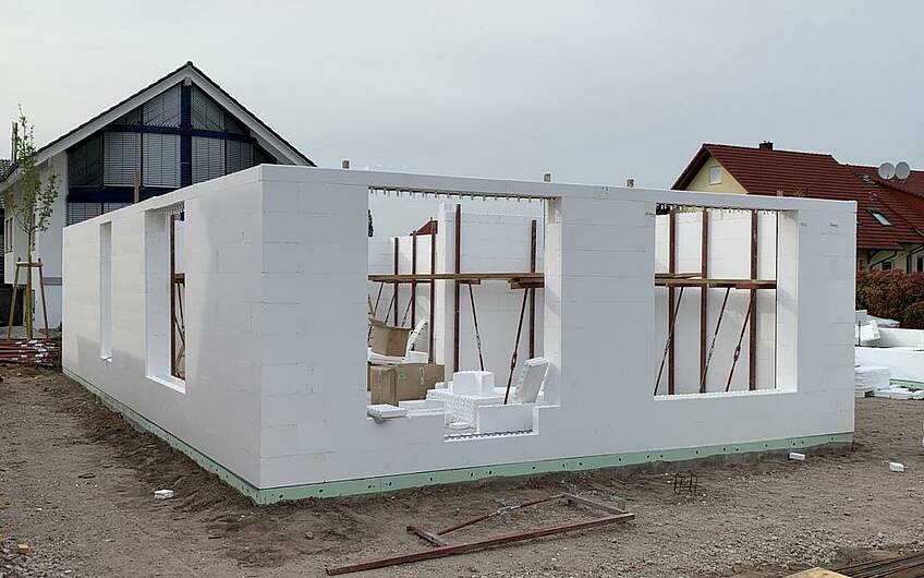 Rohbau des Erdgeschosses des frei geplanten Einfamilienhauses von Kern-Haus in Graben-Neudorf