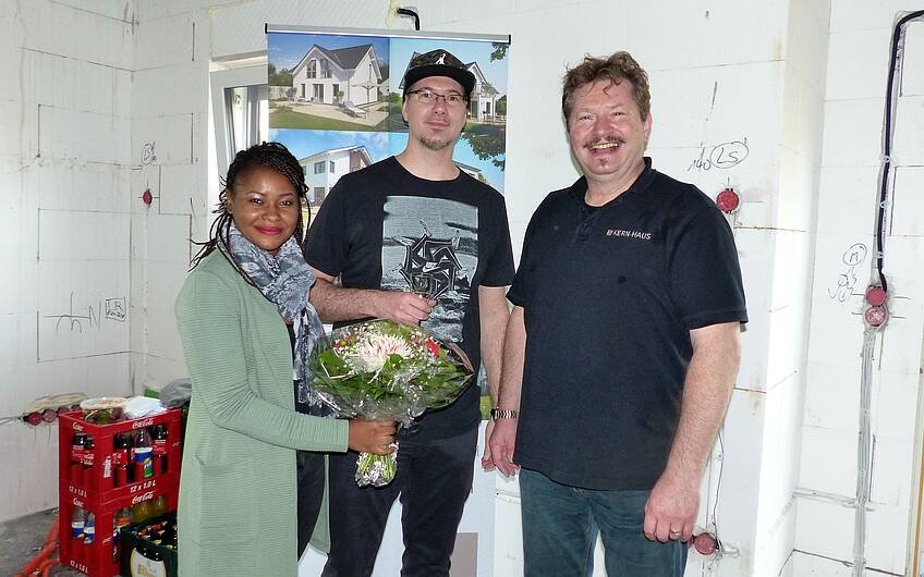 Bauherren mit Verkaufsberater Udo Klosterhalfen bei der Rohbaubesichtigung im individuell geplanten Einfamilienhaus Esprit von Kern-Haus in Hohen-Sülzen