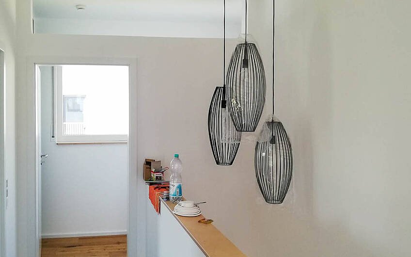 Flur im Obergeschoss mit Designerlampe in Kern-Haus Modus in Halle Giebichenstein