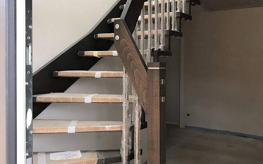 Die offene Holztreppe wurde montiert.
