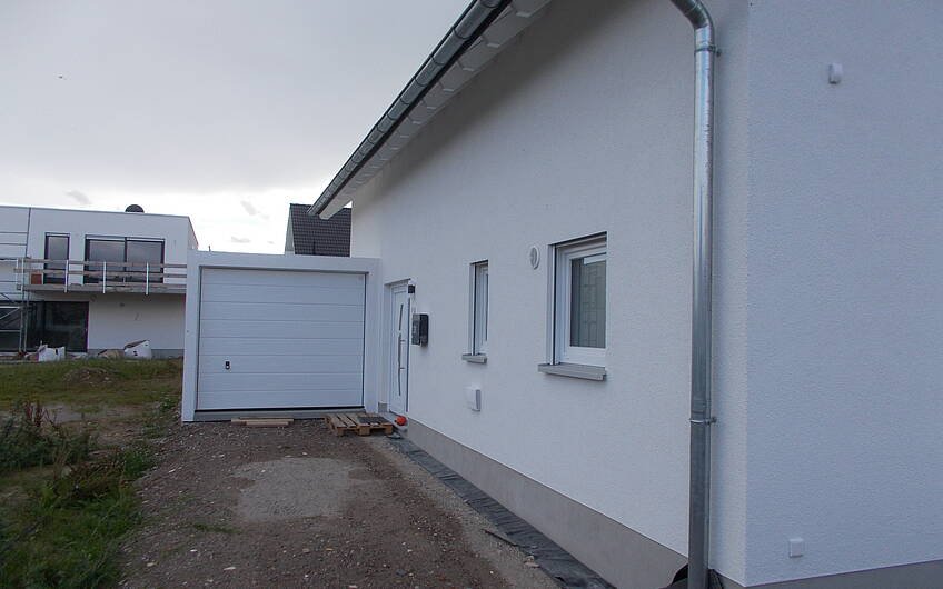 Garage des individuell geplanten Einfamilienhauses Signum von Kern-Haus in Römerberg