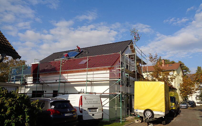 Montage der Solaranlage auf dem Dach des frei geplanten Einfamilienhauses von Kern-Haus in Frankenthal