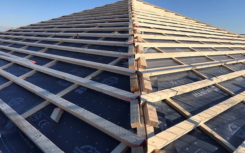 Die Dachlattung dient als Unterkonstruktion für die Dachpfannen.