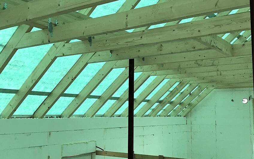 Der Dachstuhl für das Satteldach wurde fachgerecht montiert.